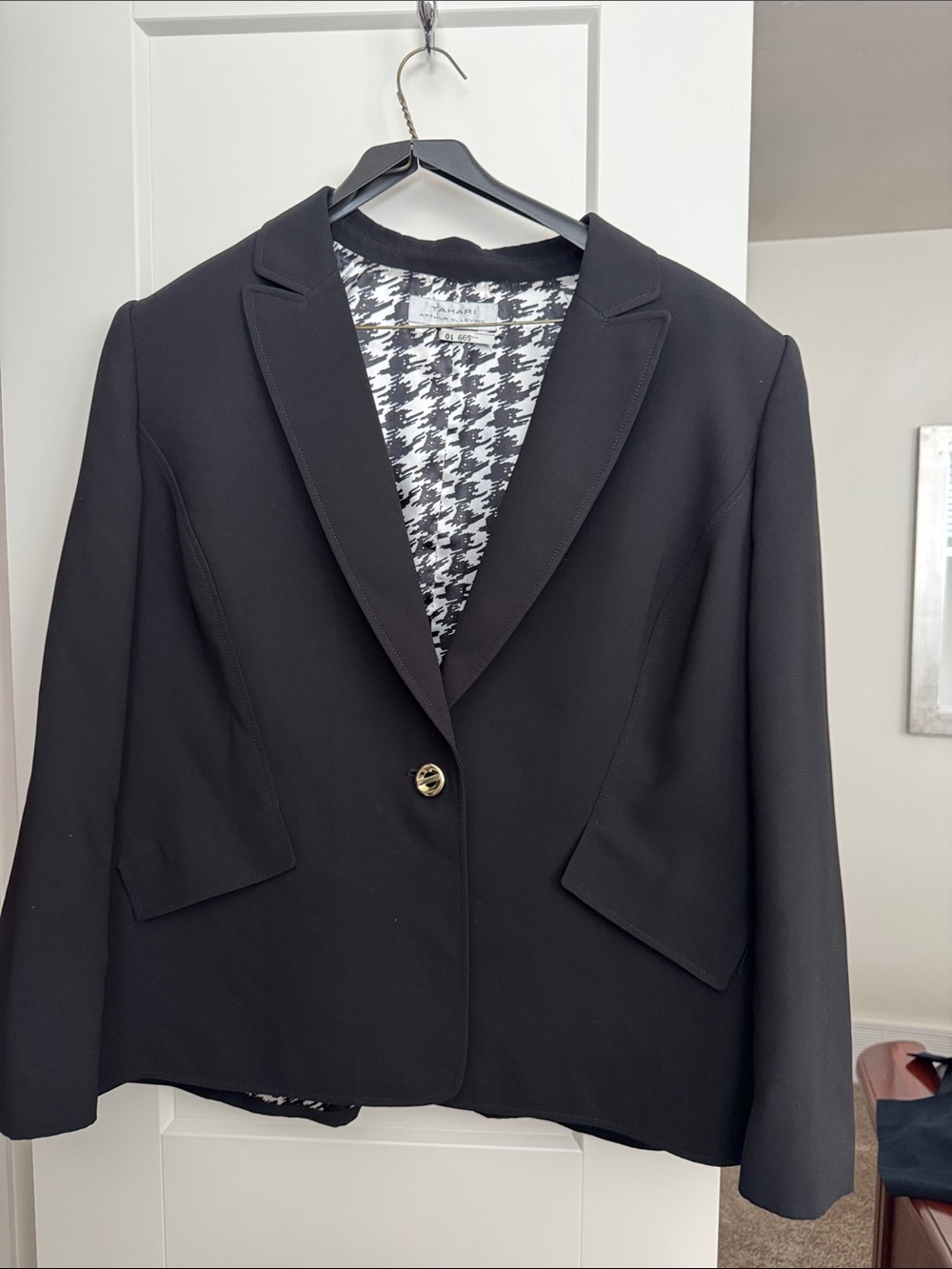 Black Single-Button Women's Full Suit with Houndstooth Lining